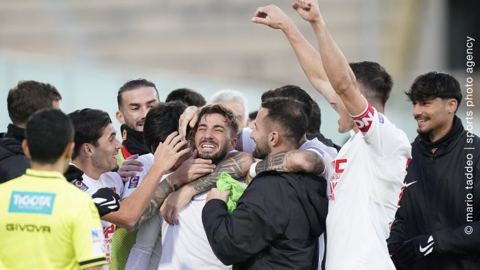 il benevento vince allo iacovone contro il taranto tutte le foto del match