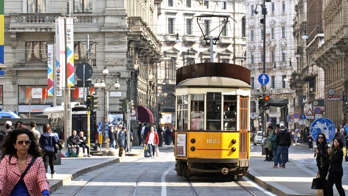 i giovani fuori per lavoro sfruttati con i fitti alle stelle politici sveglia