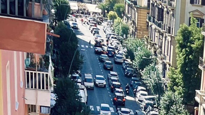 napoli sulla collina nuovo sabato di passione traffico e smog alle stelle