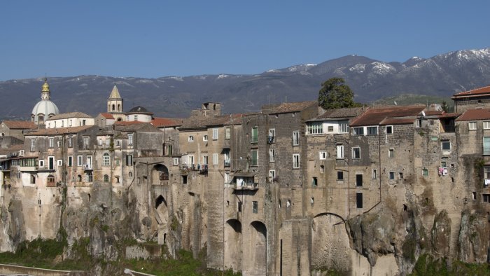 giornata contro la violenza sulle donne palloncini rossi a sant agata de goti