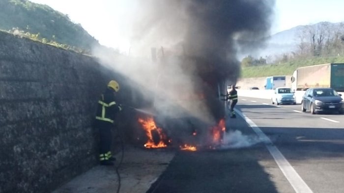 paura lungo l a16 napoli canosa autocarro in fiamme