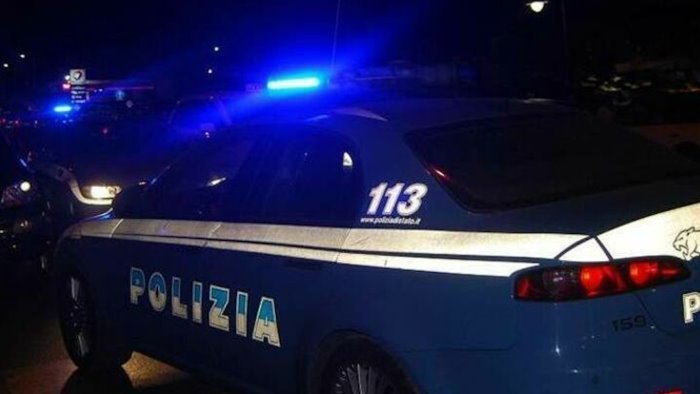 notte di paura a napoli esplosione davanti ad un palazzo a pianura