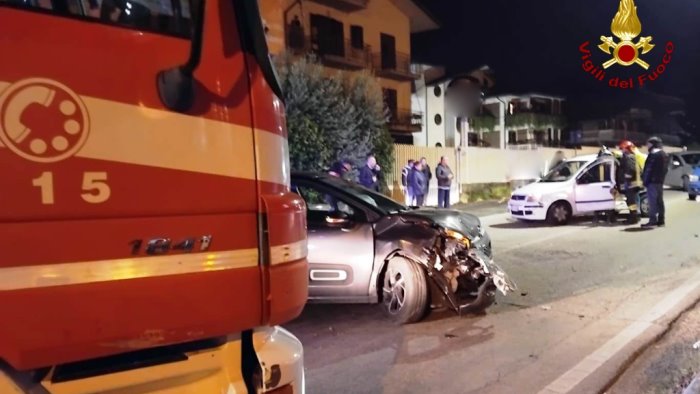 pauroso incidente a monteforte irpino donna resta incastrata in auto