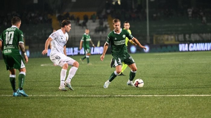 coppa italia serie c l avellino vince a giugliano 2 4 e vola ai quarti