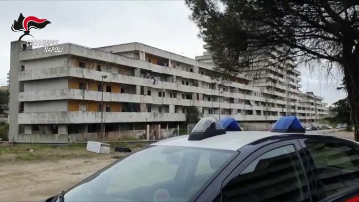 napoli scampia spaccio davanti ai figli piccoli coppia in manette