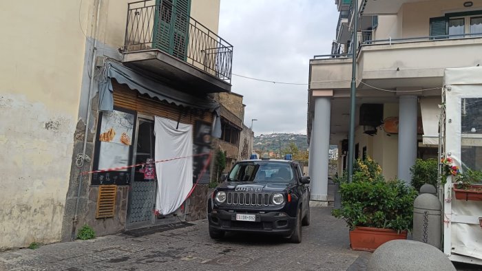 incendia un bar trovato in casa con una pistola e ustioni sulle mani