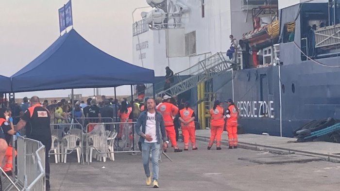 nuovo sbarco di migranti al porto di salerno in arrivo 37 siriani