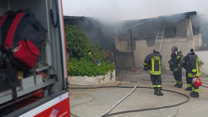 capannone in fiamme nelle campagne di sant agata de goti