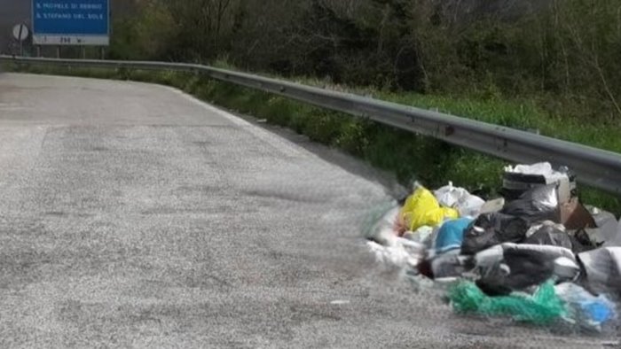 scempio lungo il raccordo avellino salerno nuovo appello all anas