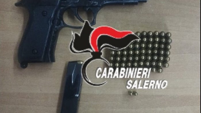 trovato con una pistola a salve modificata e munizioni arrestato