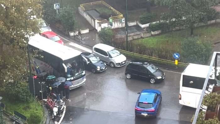 napoli piazza medaglie d oro traffico in tilt