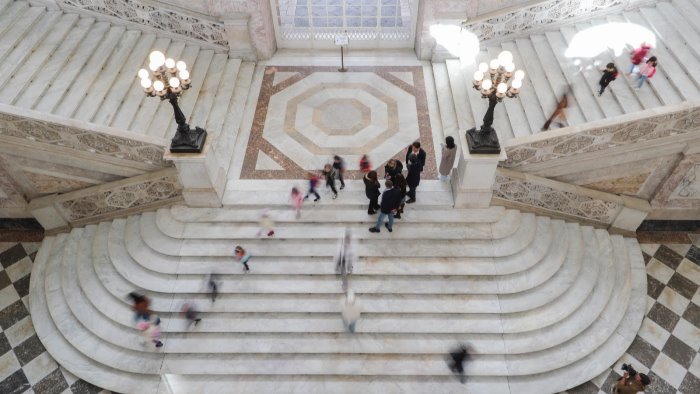 palazzo reale di napoli dopo 100 giorni torna a splendere lo scalone d onore