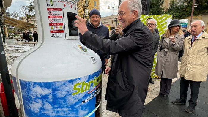 caserta ecco sbriciola installato il mangiavetro per la differenziata