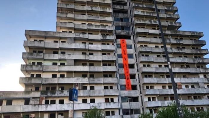 sgombero vele di scampia c e l ultimatum via tutti entro il 3 dicembre