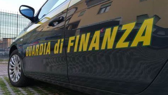 falso cieco scoperto dalla finanza per 20 anni ha intascato l invalidita