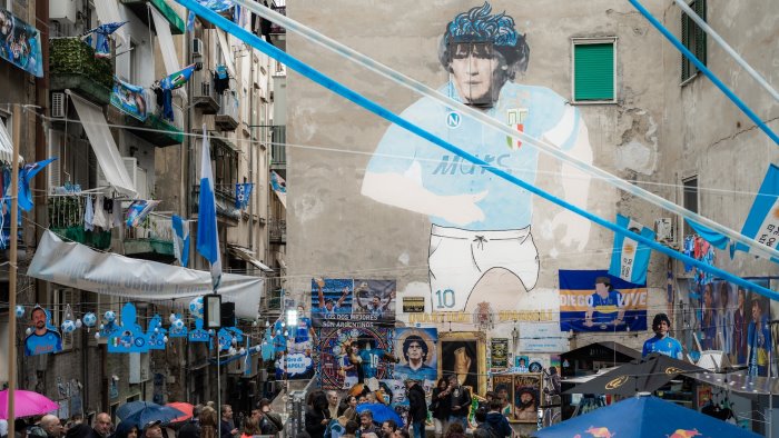 il murales di maradona il secondo sito piu visitato in italia dopo il colosseo