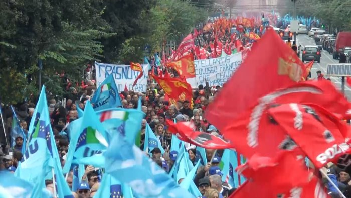 sciopero a napoli migliaia in piazza prezzi aumentano salari non bastano