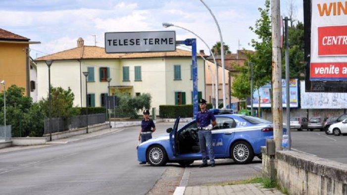 tenta truffa in sala scommesse scoperto aggredisce agenti e viene arrestato