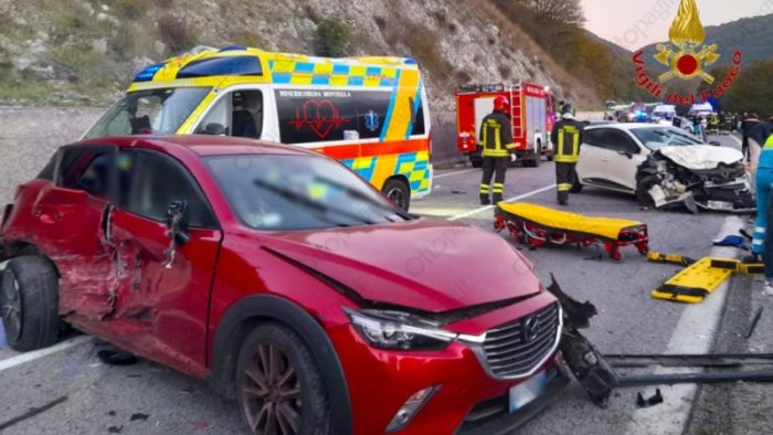 incidente sull ofantina 5 veicoli coinvolti diversi feriti