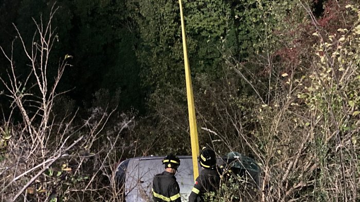 torrepalazzo fuori strada con l auto finisce in una scarpata