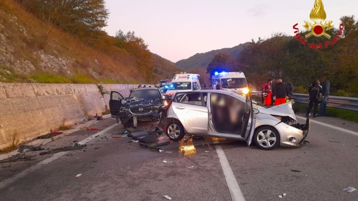 incidente sull ofantina con 11 feriti de lieto piu pattuglie della stradale