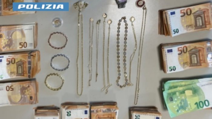 sorpresi in auto con 60 000 euro e oro di dubbia provenienza si indaga