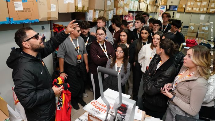 gli studenti dello scientifico rummo in visita allo stadio vigorito le foto