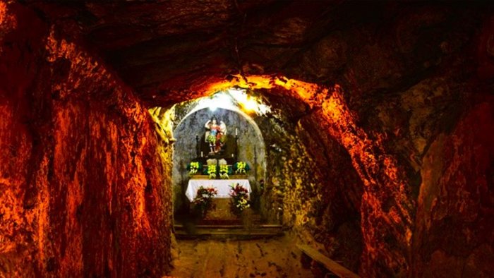 tufo prima tappa del cammino nella grotta dedicata a san michele arcangelo