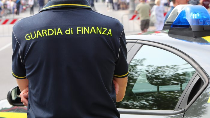 sigarette prodotte senza autorizzazione blitz della guardia di finanza