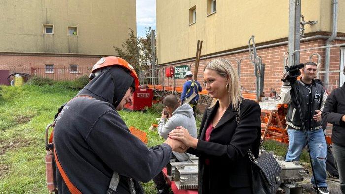 jorit ad avellino per i murales dedicati a scola leone volonte e loren