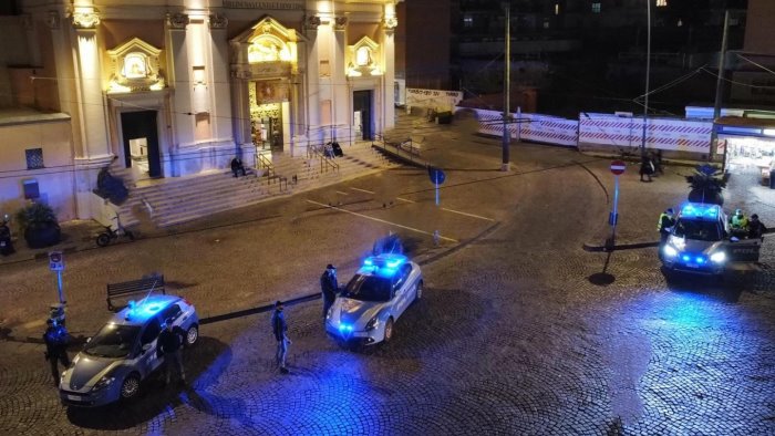 controlli della polizia a portici in campo il reparto prevenzione crimine