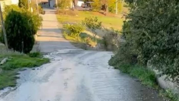 l acqua che manca nelle case e quella che si perde a fiume lungo le strade