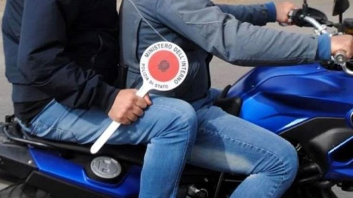 inseguimento al quartiere europa spacciatore 20enne arrestato dalla polizia