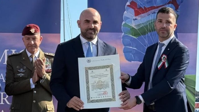 premio nassiriya ferrante dedico premio a silvio berlusconi