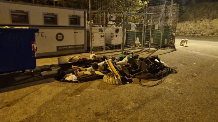 grave scempio di fronte al cimitero ad ariano indaga la polizia municipale