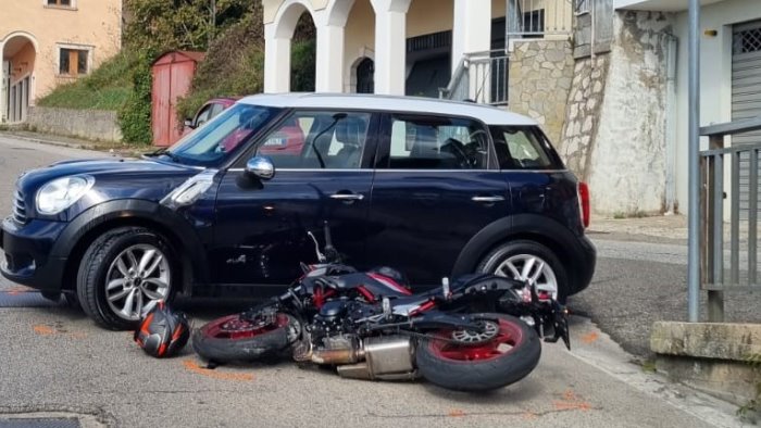 scontro tra auto e moto in via tranesi ad ariano centauro in ospedale