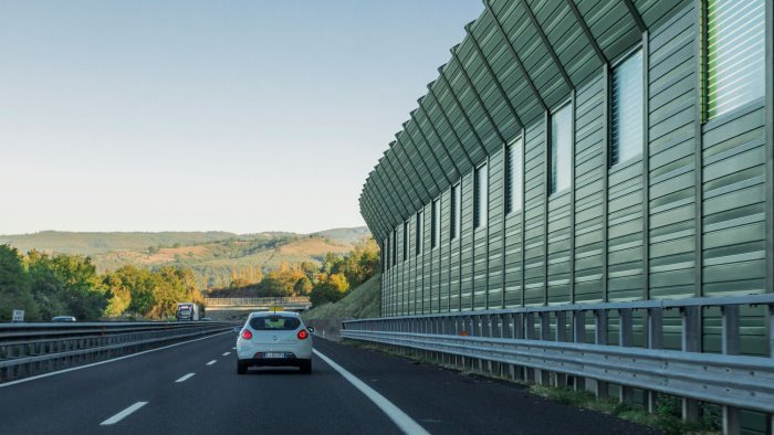 lavori in autostrada ridotta la chiusura del casello cava salerno