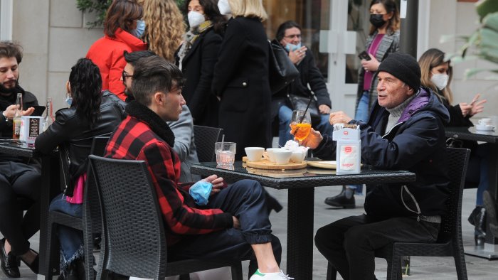 in 15 al bar senza mascherina tutti multati e locale chiuso