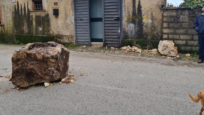 tragedia sfiorata a ottati crollano massi per strada