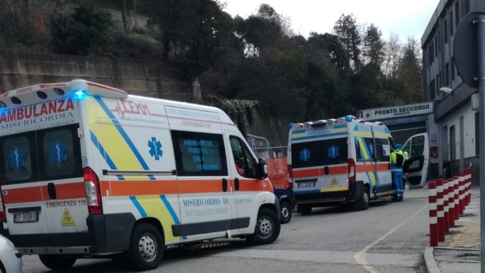 ambulanze in coda davanti al pronto soccorso di ariano