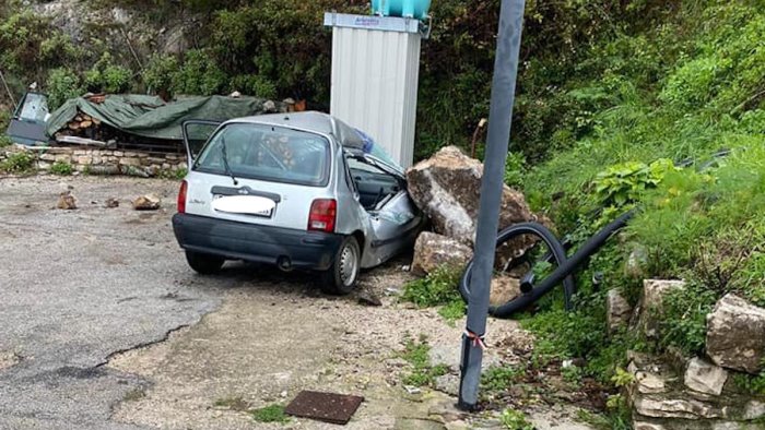 ottati franano massi in strada e su case 36 persone evacuate