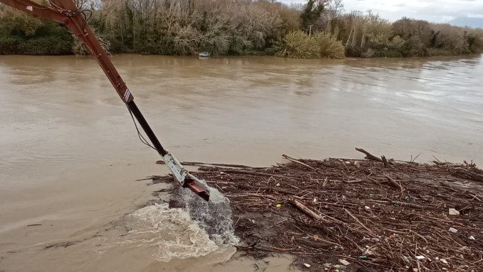 capaccio dopo un sopralluogo ripulita foce del fiume sele