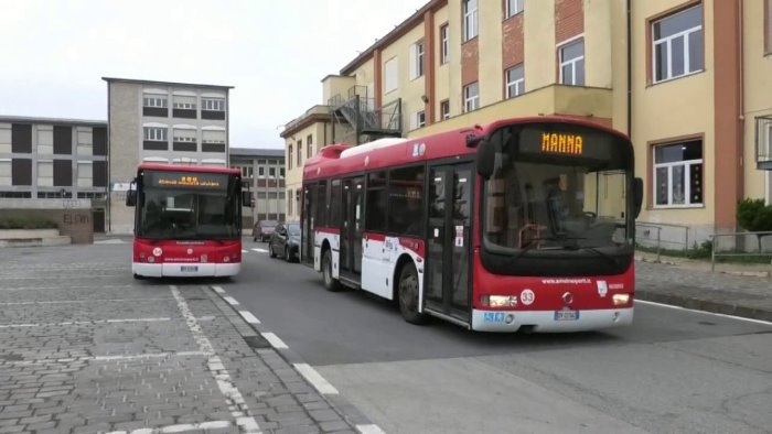 ariano bus amu in giro vuoti puopolo spreco e inquinamento