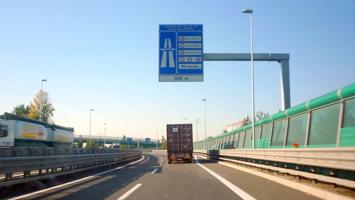 perde una porta in tangenziale e si allontana denunciato