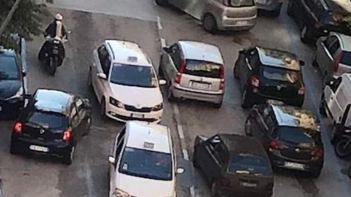 napoli al vomero traffico impazzito e tanta gente in strada