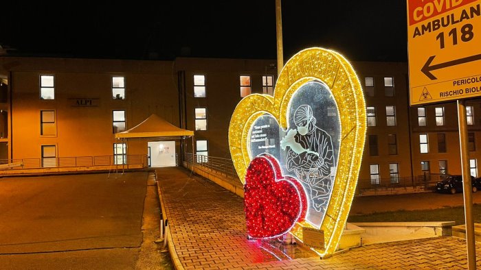 cuore luminoso e alberi della prevenzione e natale al moscati