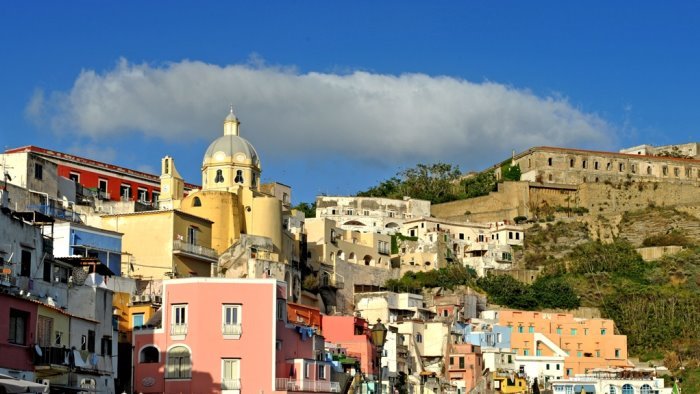 capitale cultura 2022 campania sostiene procida