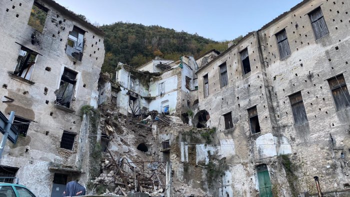 terrore a minori per il crollo di un vecchio edificio