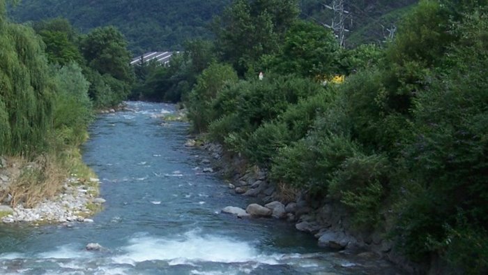 costruiscono un muro vicino al fiume tre denunce