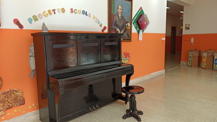 giffoni valle piana donato un pianoforte alla scuola andria